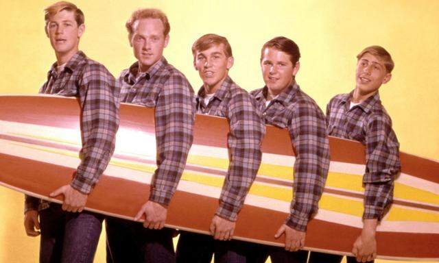 Damals, 1962, war Brian Wilson noch schlank – hinter ihm am Brett die anderen Beach Boys: Mike Love, Dennis Wilson, Carl Wilson, David Marks. 