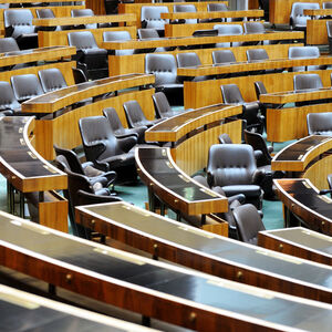 Die Entstehung von neuem Recht ist immer das Ergebnis einer politischen Entscheidung, zugleich aber bildet das Recht den Rahmen für neue politische Entscheidungen.