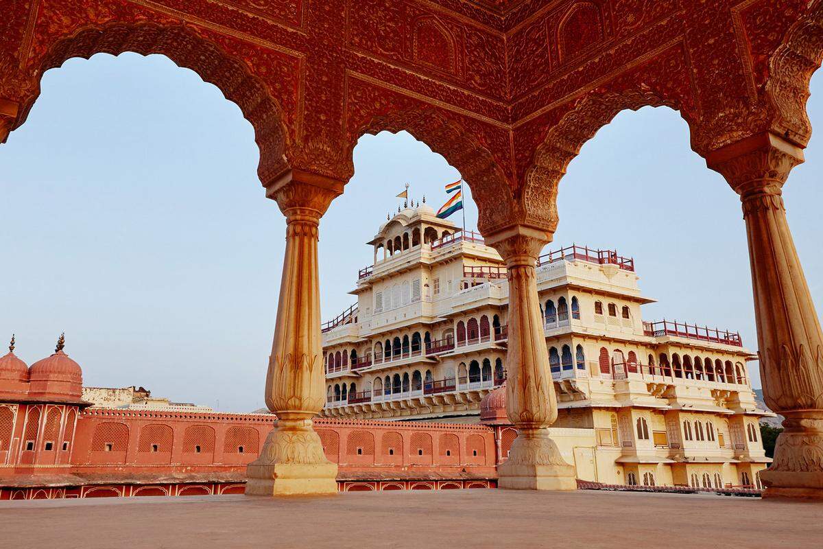 Es ist zwar nicht der Buckingham Palace, aber immerhin lässt es sich im 300 Jahre alten Stadtpalast im indischen Jaipur auch königlich übernachten. Und das nicht nur, weil hier schon Gäste wie Prinz Charles, Jackie Kennedy und Bill Clinton geschlafen haben. Hier hat die Königsfamilie von Jaipur ihren Wohnsitz.