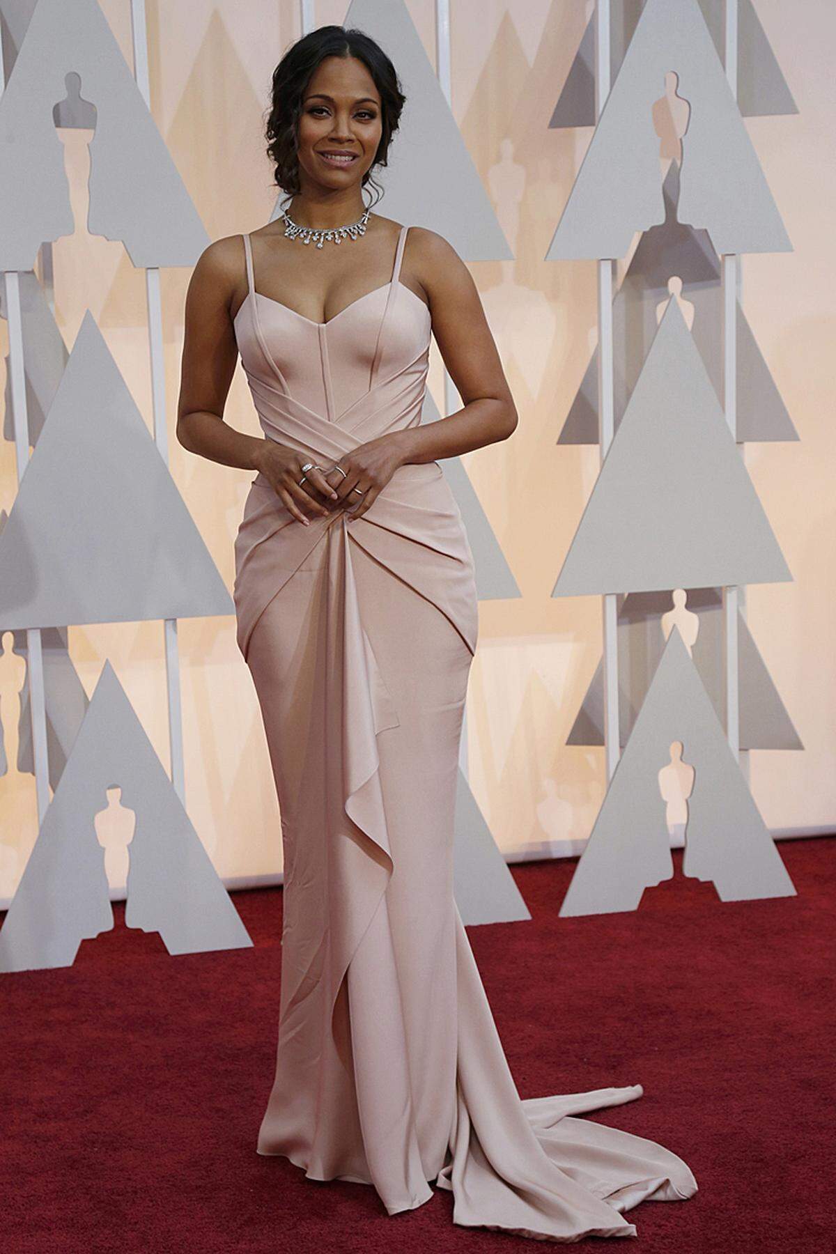 Zoe Saldana war mit "Guardians of the Galaxy" im vergangenen Jahr beim Publikum sehr erfolgreich. Bei der Oscar-Gala glänzte sie in Versace. Kaum mehr nachvollziehen lässt sich ihre Zwillingsgeburt im Jänner.