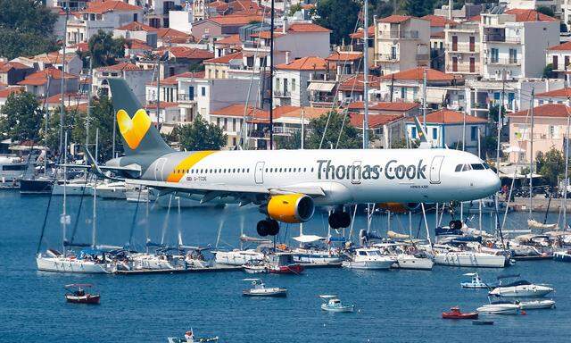 Thomas Cook Airbus A321 Flugzeug Flughafen Skiathos Skiathos, Griechenland - 31. Juli 2019: Ein Airbus A321 Flugzeug de