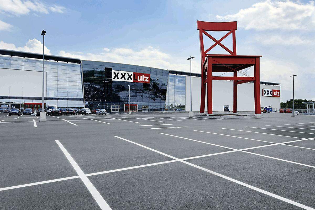 Der Möbelkonzern XXXLutz konnte sich um einen Rang verbessern. Mit einem Markenwert von rund 870 Millionen Euro konnte das in Wels beheimatete Unternehmen um 1,2 Prozent zulegen.