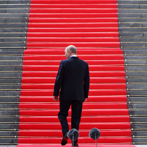 Geht‘s für Russlands Staatspräsidenten, Wladimir W. Putin, bald wieder aufwärts? Oder macht er demnächst gar einen Abgang? Interessante Zeiten.