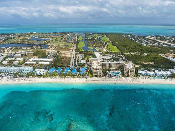 Der zehn Kilometer lange Strand im Südosten von Grand Cayman gilt als karibisches Paradies. Einsamkeit sucht man hier jedoch vergeblich, am Strand reihen sich luxuriöse Hotels aneinander. Dafür mangelt es nicht an Infrastruktur und Wassersportmöglichkeiten.