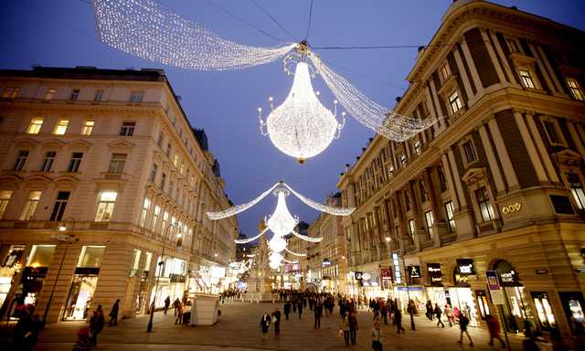 Im Advent ist in Wiens Innenstadt besonders viel los. Am Sonntag dürfen Touristen (und Bewohner) in Geschäften allerdings kein Geld ausgeben.