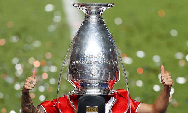 Bayerns Lucas Fernandez feiert mit Pokal