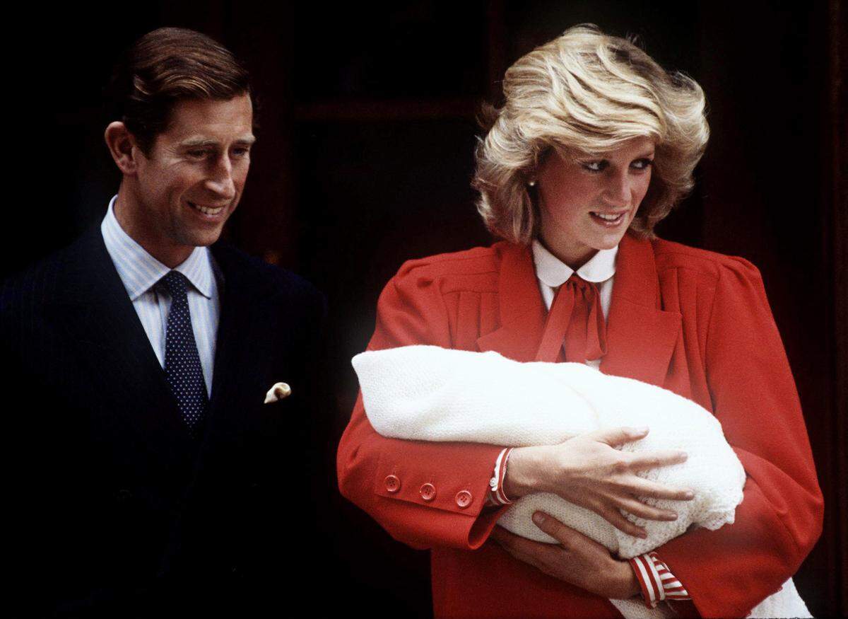 Diese wählte zur Entlassung nach der Geburt von Prinz Harry 1984 ebenfalls ein Outfit ganz in Rot.    