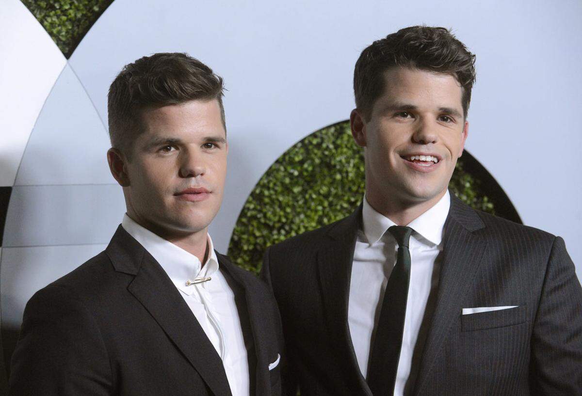 Der 27-jährige Schauspieler Charlie Carver enthüllte auf seinem Instagram-Account, dass er schwul ist. Carver wurde als TV-Sohn von Doug Savant und Felicity Huffman in der Serie "Desperate Housewives" bekannt. Für sein Outing hat er sich Zeit genommmen.  Hier im Bild mit seinem Bruder Max (rechts).   