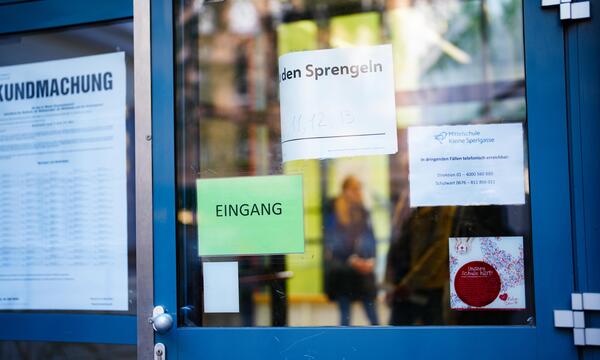 Die Wahllokale sind geöffnet.