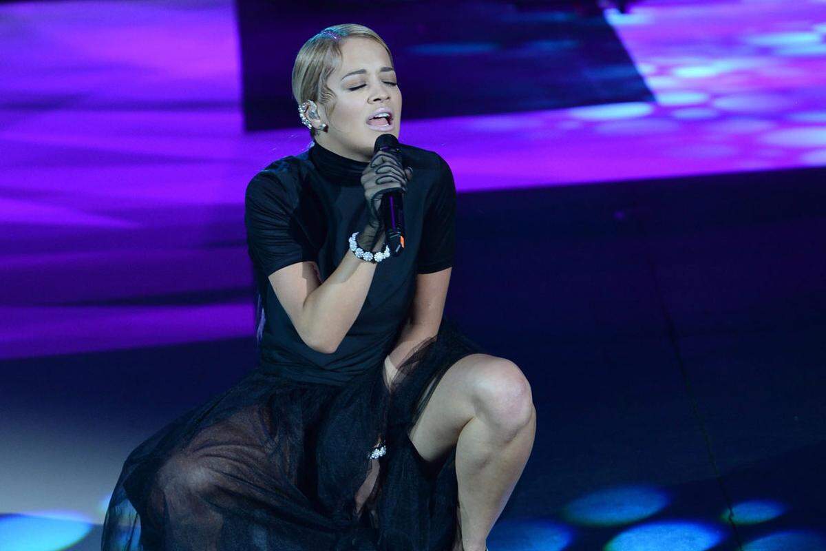 Bei der Show performte die britische Sängerin Rita Ora, die in einem schwarzem Tüllkleid über die Bühne hüpfte.