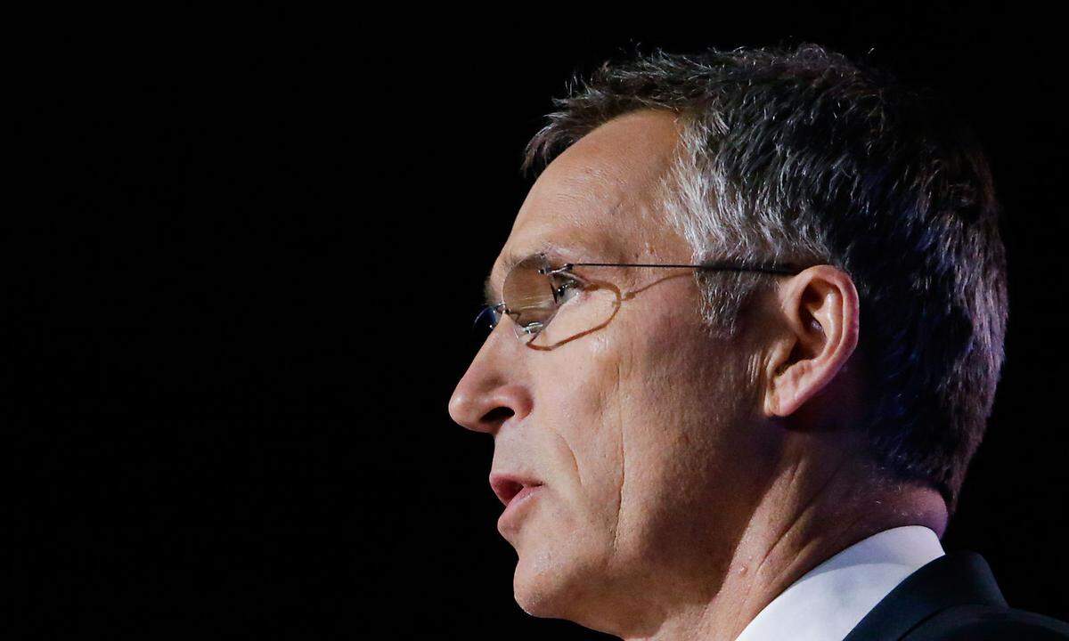 "Die UNO und die Welt haben einen ihrer Giganten verloren", erklärte NATO-Generalsekretär Jens Stoltenberg. Annans Wärme sei nicht als Schwäche misszuverstehen.