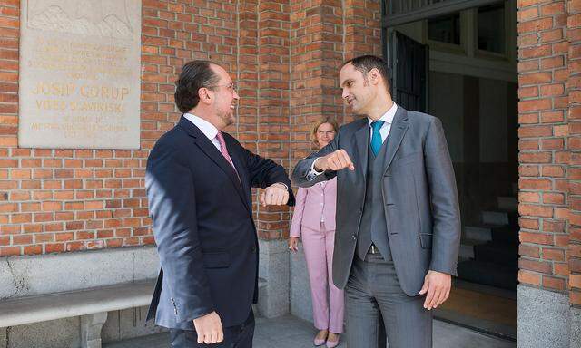 Begrüßungsrituale im Juni 2020:  Außenminister Schallenberg mit seinem slowenischen Amtskollegen Anže Logar - auf einem Foto des Pressefotografen des Außenministeriums.