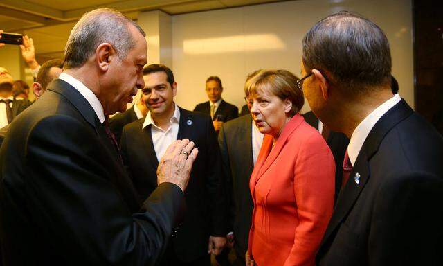 Turkish President Erdogan chats with German Chancellor Merkel, U.N. Secretary-General Ban Ki-moon and Greek Prime Minister Tsipras during the World Humanitarian Summit in Istanbul