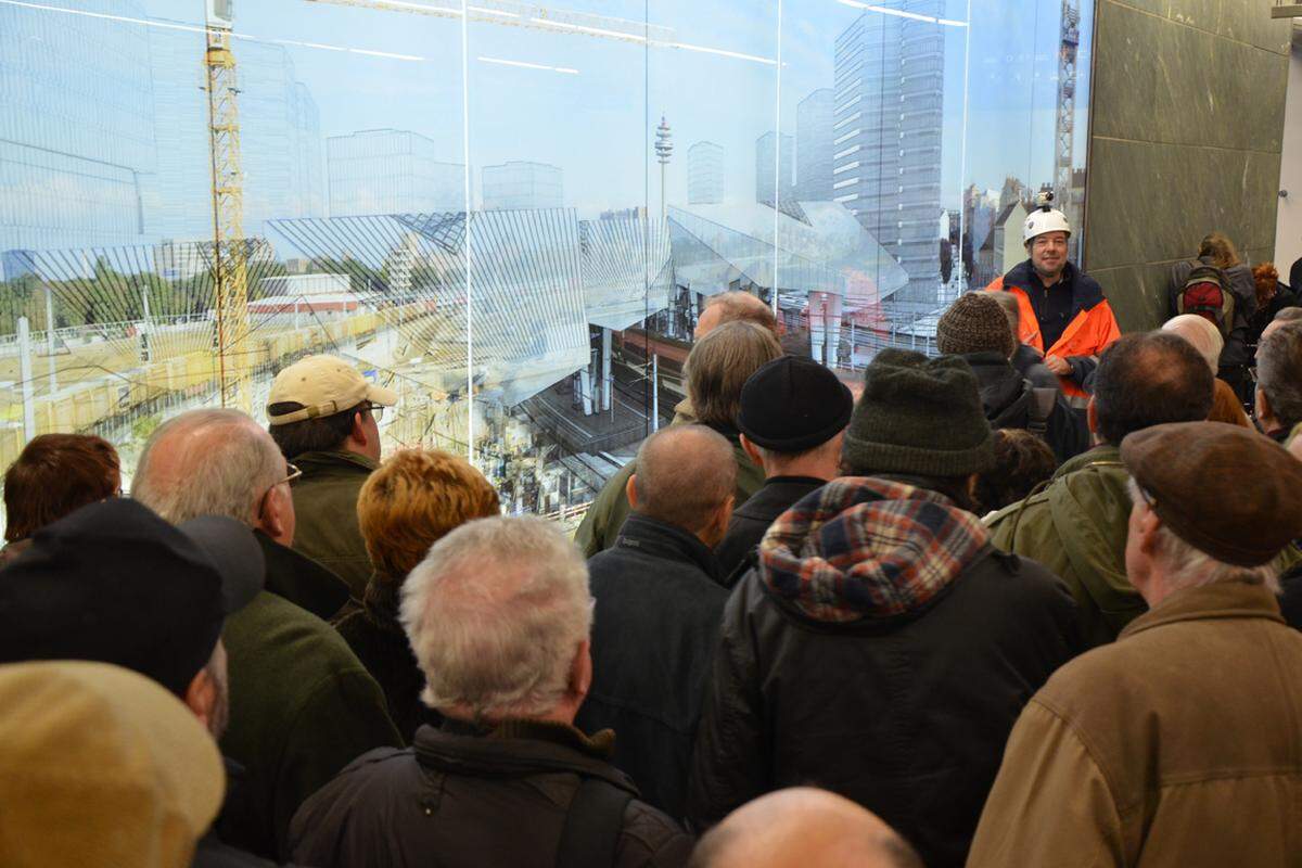 In den neuen Bahnhofshallen zeigten Schautafeln und Fotos den aktuellen Stand und die Entwicklung des Projekts. Geführte Bahnhofsrundgänge waren gut besucht. Am Vormittag dominierte noch bahnkundiges älteres Publikum.