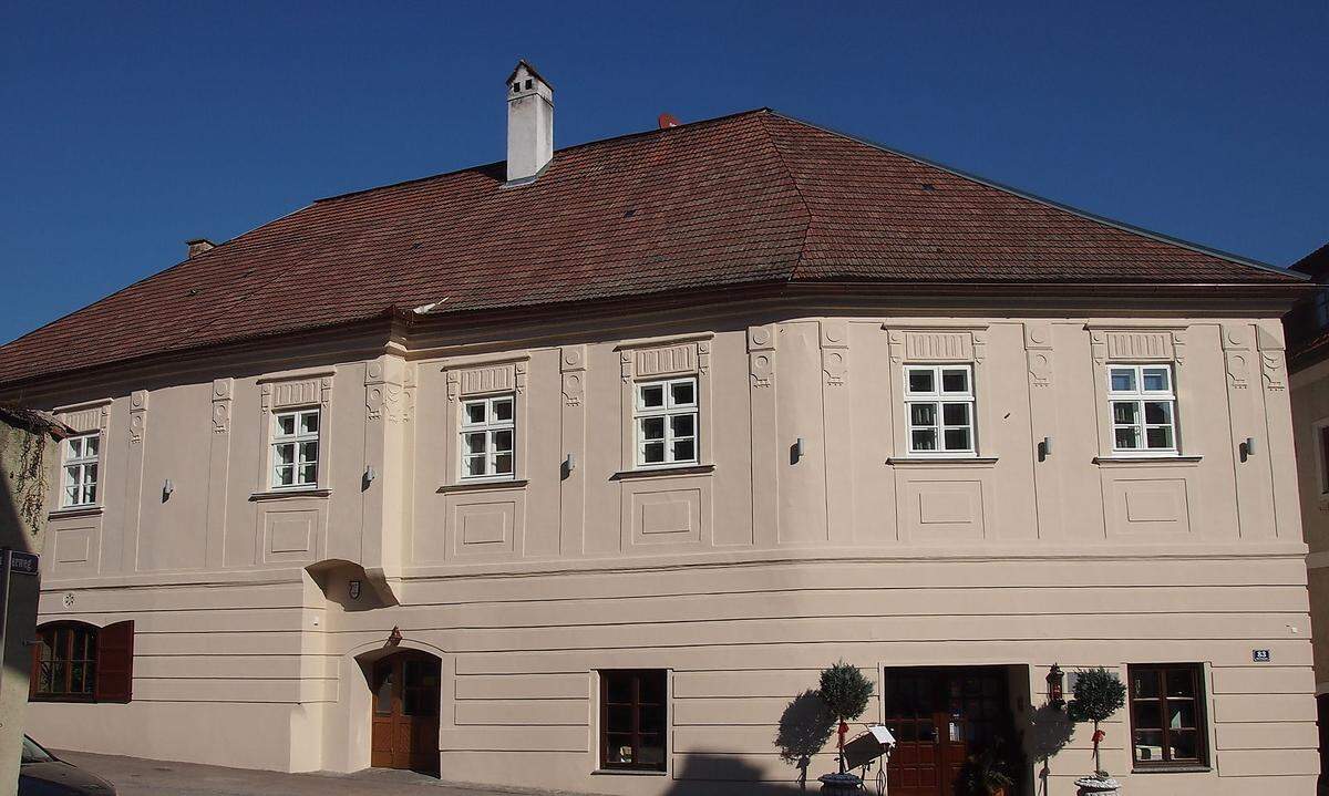 Für ein Haus mitten im Herzen von Weißenkirchen (im Bild) lässt der echte Wachau-Aficionado Weinberg Weinberg sein. Zumal dann, wenn es sich um ein historisches Anwesen aus dem 13.Jahrhundert handelt, das über 400 Jahre als Pfarr- und Zunfthaus gedient hat.   