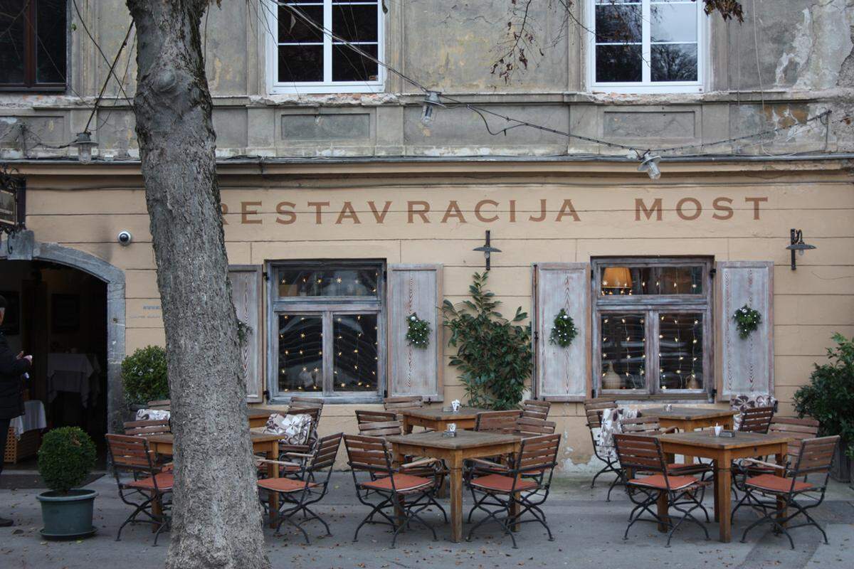 Eines der schönsten Lokale der Stadt ist das Most am Ufer der Ljubljanica. Auch hier liegt der Schwerpunkt auf Heimischem. Petkovskovo nabrezje 21. www.restavracija-most.si