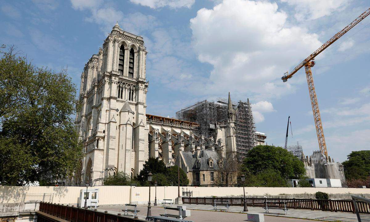 Frankreichs Präsident Emmanuel Macron an einem Wiederaufbau innerhalb von fünf Jahren fest. "Wir werden alles tun, was wir können, um diese Frist einzuhalten", sagte er am Mittwoch.