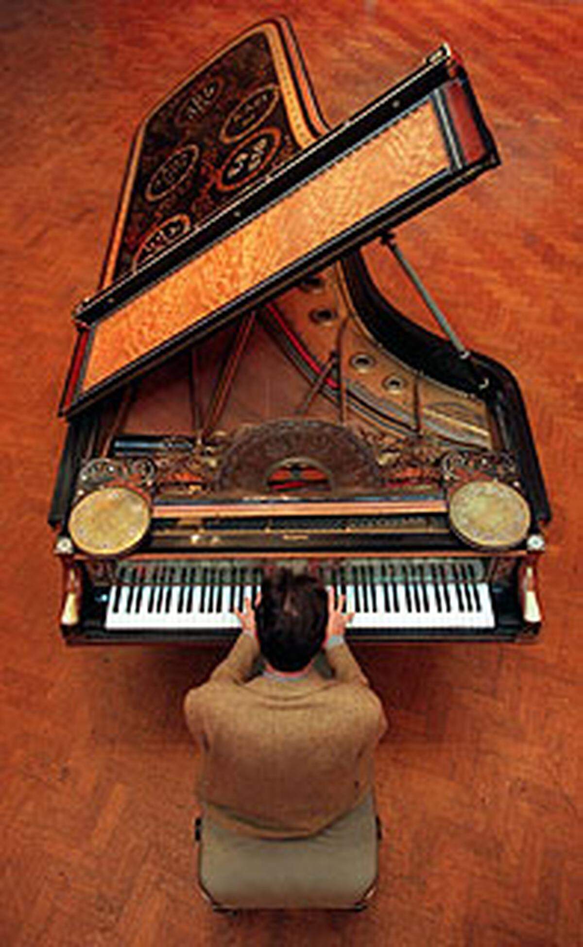 Der holländische Pianist Maarten van Veen spielte auf einem Steinway-Piano, das bei Christie's in London für rund 1,3 Millionen US-Dollar versteigert wurde.