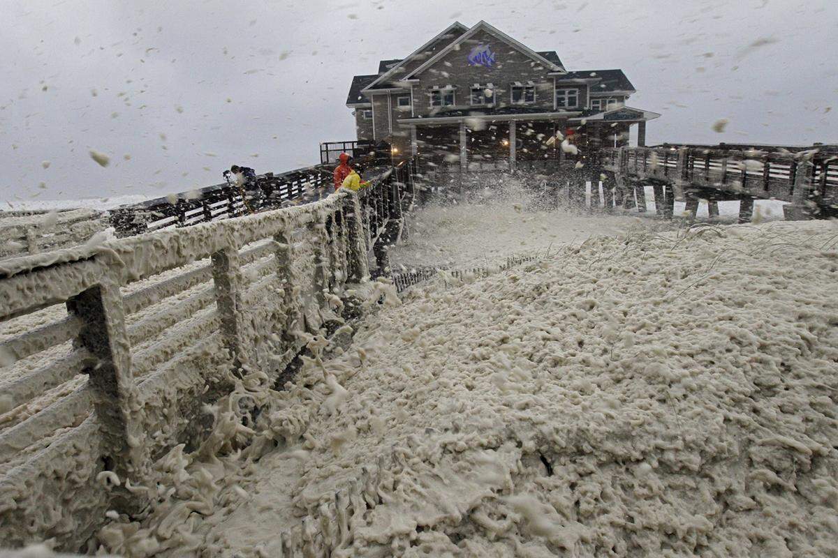 "Sandys" Vorboten: Hoher Seegang und Regen an der Küste. Die Küstengebiete sind bereits evakuiert.