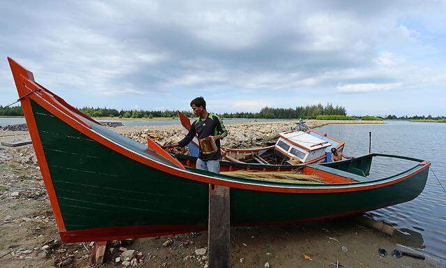 Ein Fischer restauriert sein Boot nach der Tsunami-Katastrophe von 2004. Mancherorts wurden zu viele neue Boote gespendet.