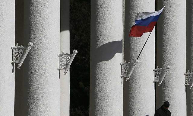 Eine russische Flagge an einem Gebäude auf der Krim