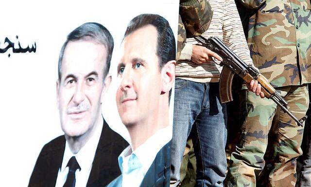 Ein Sieg in Aleppo würde Basher al-Assad (auf dem Bild mit seinem Vater Hafez) Zeit verschaffen.