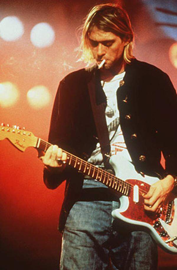 Als Ikone der "no Future"-Generation wurde der "Nirvana"-Sänger und -Gitarrist von seinen Fans verehrt. Fast jeden Tag habe er an Selbstmord gedacht, sagte Cobain kurz vor seinem Tod. Am 5. April 1994 wurde der 27-jährige Musiker, der mit der Rocksängerin Courtney Love verheiratet war, in seinem Haus in Seattle tot aufgefunden. Cobain wurde mit einer Überdosis Heroin und einem Kopfschuss aus seiner Schrotflinte aufgefunden.