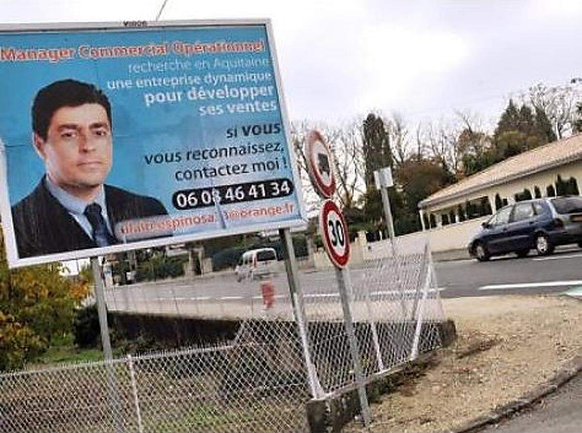 Der Ex-Manager Alain Espinosa mietete sich eine drei mal vier Meter große Plakatwand an einer Straße in Bordeaux und machte somit zahlreiche Autofahrer auf sich aufmerksam.