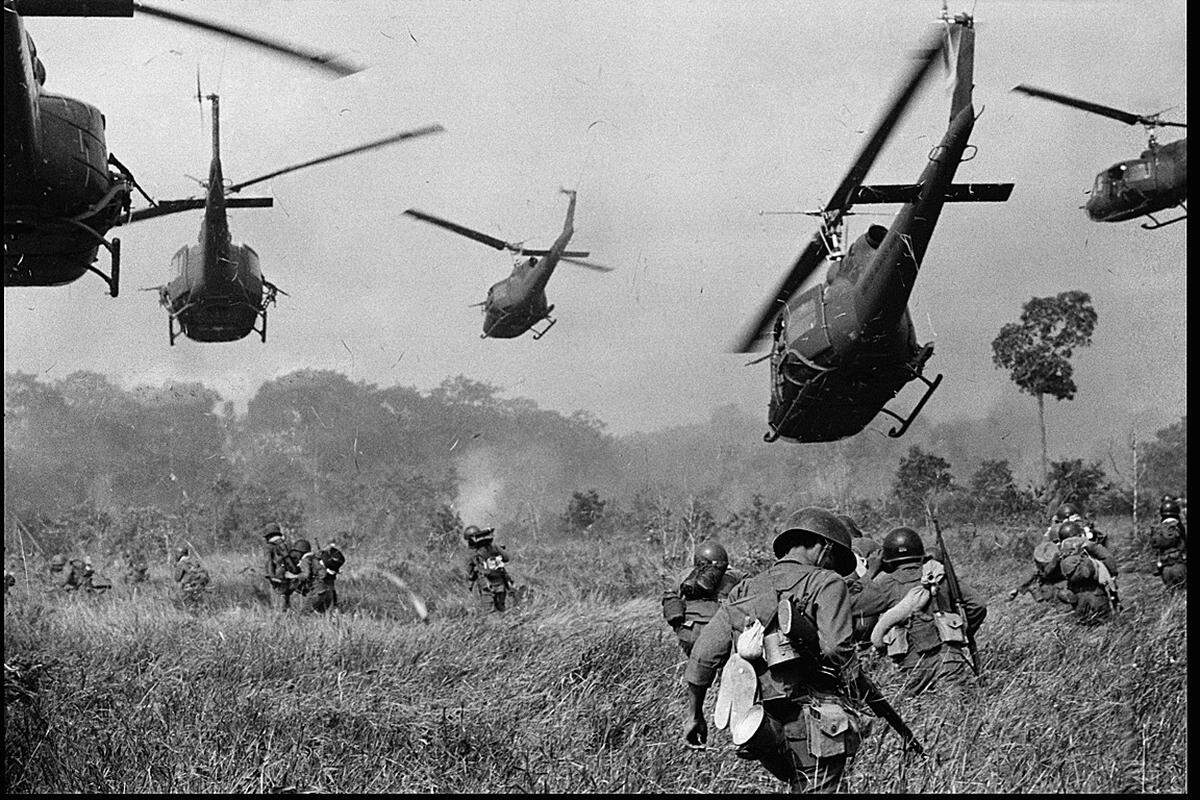 Veitnam, März 1965: US-Hubschrauber feuern nördlich von Tay Ninh auf die Waldgrenze, wo ein Lager der Vietkong vermutet wird.
