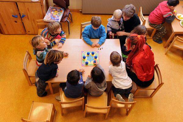 Ein zweites kostenloses Kindergartenjahr für Vier-bis Fünfjährige soll eingeführt werden. Das zweite Kindergartenjahr soll für Kinder mit Sprach- und Entwicklungsdefiziten verpflichtend werden.