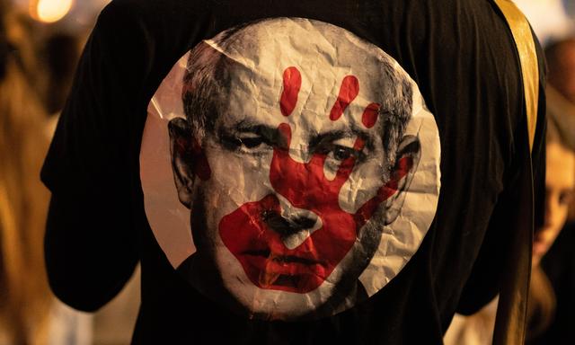 T-Shirt zeigt Israels Premier Benjamin Netanjahu mit einer blutigen Hand im Gesicht