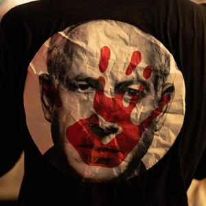 T-Shirt zeigt Israels Premier Benjamin Netanjahu mit einer blutigen Hand im Gesicht