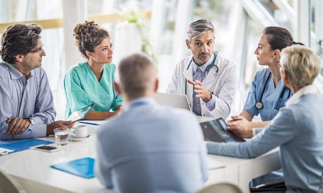 Manager von Gesundheitseinrichtungen müssen verschiedene Berufsgruppen an einen Tisch bringen.