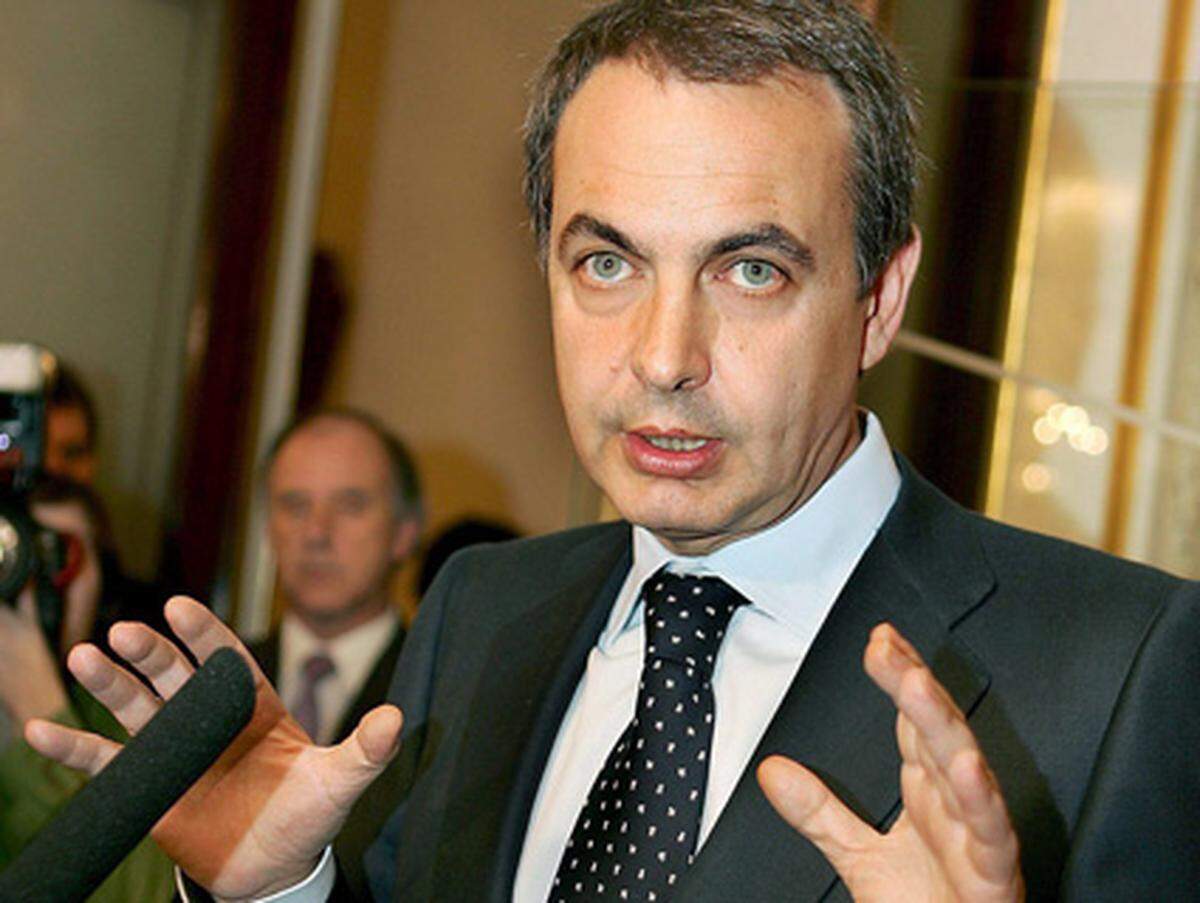 Am 22. März 2006 verkündete die ETA "dauerhafte Waffenruhe". Unter dem spanischen Regierungschef Zapatero begannen daraufhin Verhandlungen. Der betonte jedoch, dass er keinen "politischen Preis"für das Ende des ETA-Terrors bezahlen wolle. Die PP kritisierte die Verhandlungen, auch innerhalb der ETA selbst war man sich alles andere als einig. Die Waffenruhe wurde schließlich beendet, als in der Organisation ein Machtwechsel stattfand. Das Resultat: Der Sprengstoffanschlag am Flughafen von Madrid.