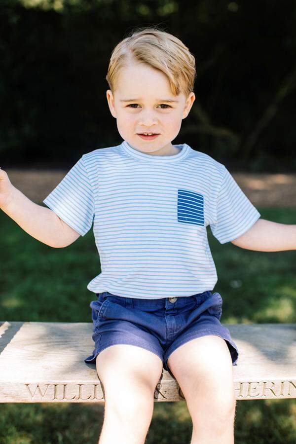 Prinz George, der Sohn von Prinz William und Herzogin Kate, hat am 22. Juli seinen dritten Geburtstag gefeiert. Der Kensington Palast beschenkte die rotblütige Welt aus diesem Anlass mit vier neuen Fotos seiner Nummer Drei.