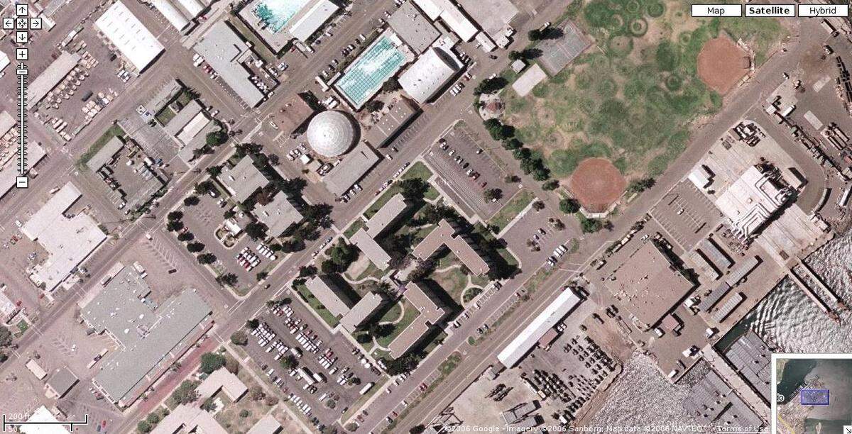 Der Architekt hätte vor dem Bau nochmals einen genauen Blick auf sein Werk werfen sollen. Durch Google Earth wurde man auf die Form des US-Militärkomplexes aufmerksam. Ein Umbau für knapp 600.000 Dollar wurde angeordnet.