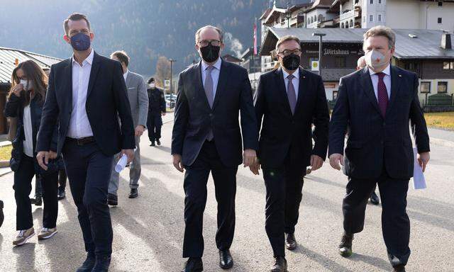 Zur Entspannung der Lage ein Treffen in Tirol (von links): Minister Mückstein, Bundeskanzler Schallenberg, die Landeshauptleute Platter und Ludwig.