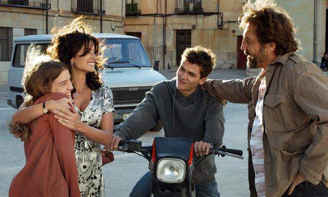 Melodram in Spanien: Laura (Penélope Cruz) und Paco (Javier Bardem) waren einst ein Liebespaar. In einem komplexen Kleinstadt- und Familiengefüge treffen sie sich wieder.