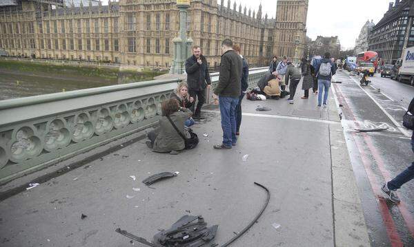 Zeugen berichteten, dass sich Rettungskräfte hinter den Toren zum Parlamentsgebäude um zwei Personen bemühten.
