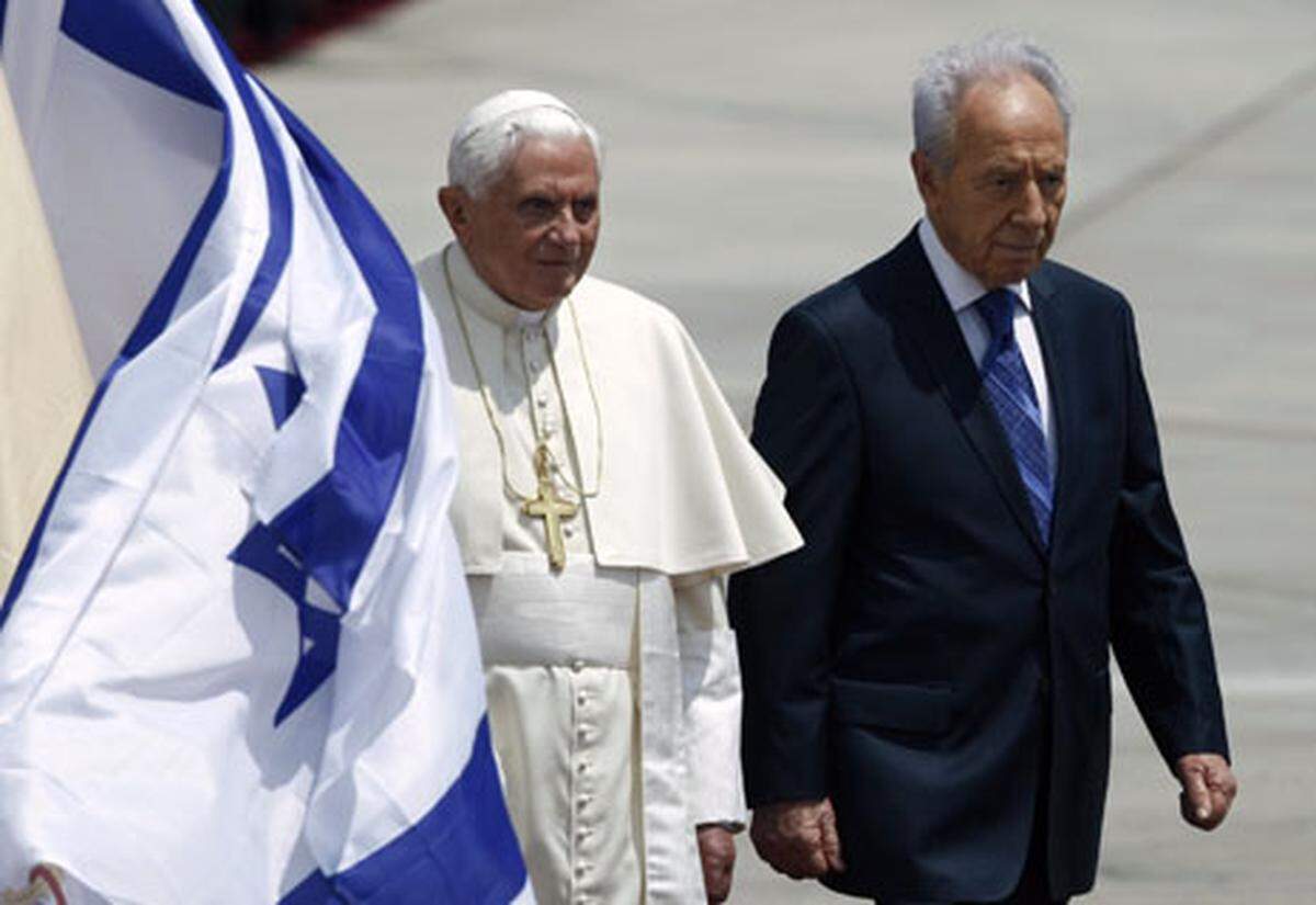 Papst Benedikt ist in Israel angekommen und wurde am Ben Gurion Flughafen in Tel Aviv von Staatspräsidenten Shimon Peres willkommen geheißen. Damit hat der schwierigste und umstrittenste Teil der Nahost-Reise des Pontifex begonnen.
