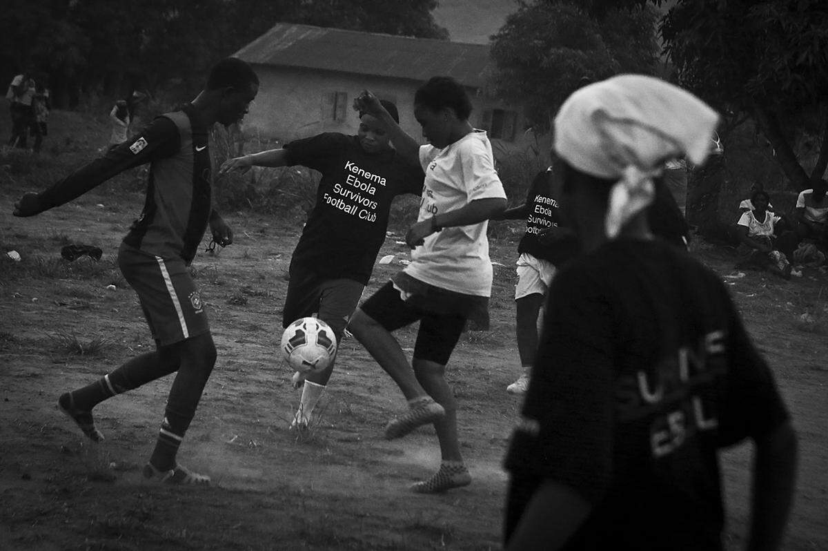 Tara Todras-Whitehill, USA, 2015, Vignette Interactive Erison Turây trainiert mit der Frauenmannschaft des "Fußballclubs der Ebola-Überlebenden" in Kenema, Sierra Leone.  