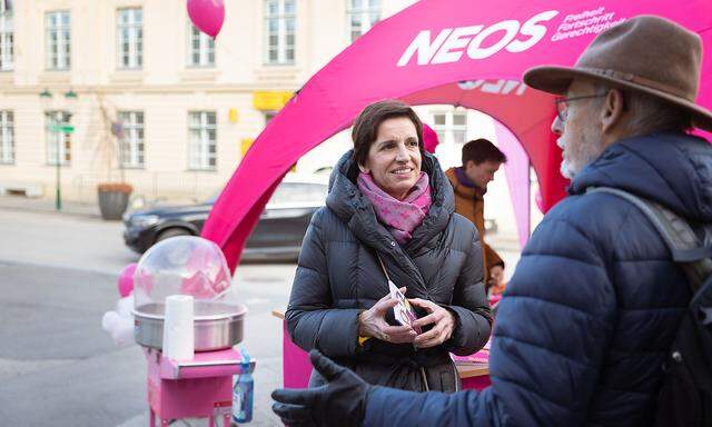 Indra Collini beim Neos-Wahlkampf in Perchtoldsdorf: Sie will ein viertes Mandat und damit Klubstatus erreichen.