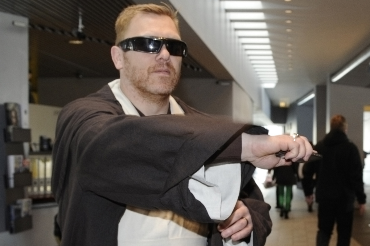 In Island, wo 2009 Finanzkrise und Korruptionsfälle das Land fast in die Staatspleite schlittern ließen, plante der Comedian Jon Gnarr für die Kommunalwahlen in der Hauptstadt Reykjavik mit "Die beste Partei" einen als Satire gemeinten Wahlkampf. Gnarr forderte unter anderem offene statt geheimer Korruption oder einen Eisbär für den Reykjaviker Zoo. 2010 erhielt Gnarr mit fast 35 Prozent die meisten Stimmen und war bis 2014 Bürgermeister Reykjaviks.