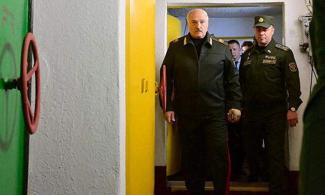 Ein Lebenszeichen: Lukaschenko beim Besuch eines Militärzentrums am 15. Mai.