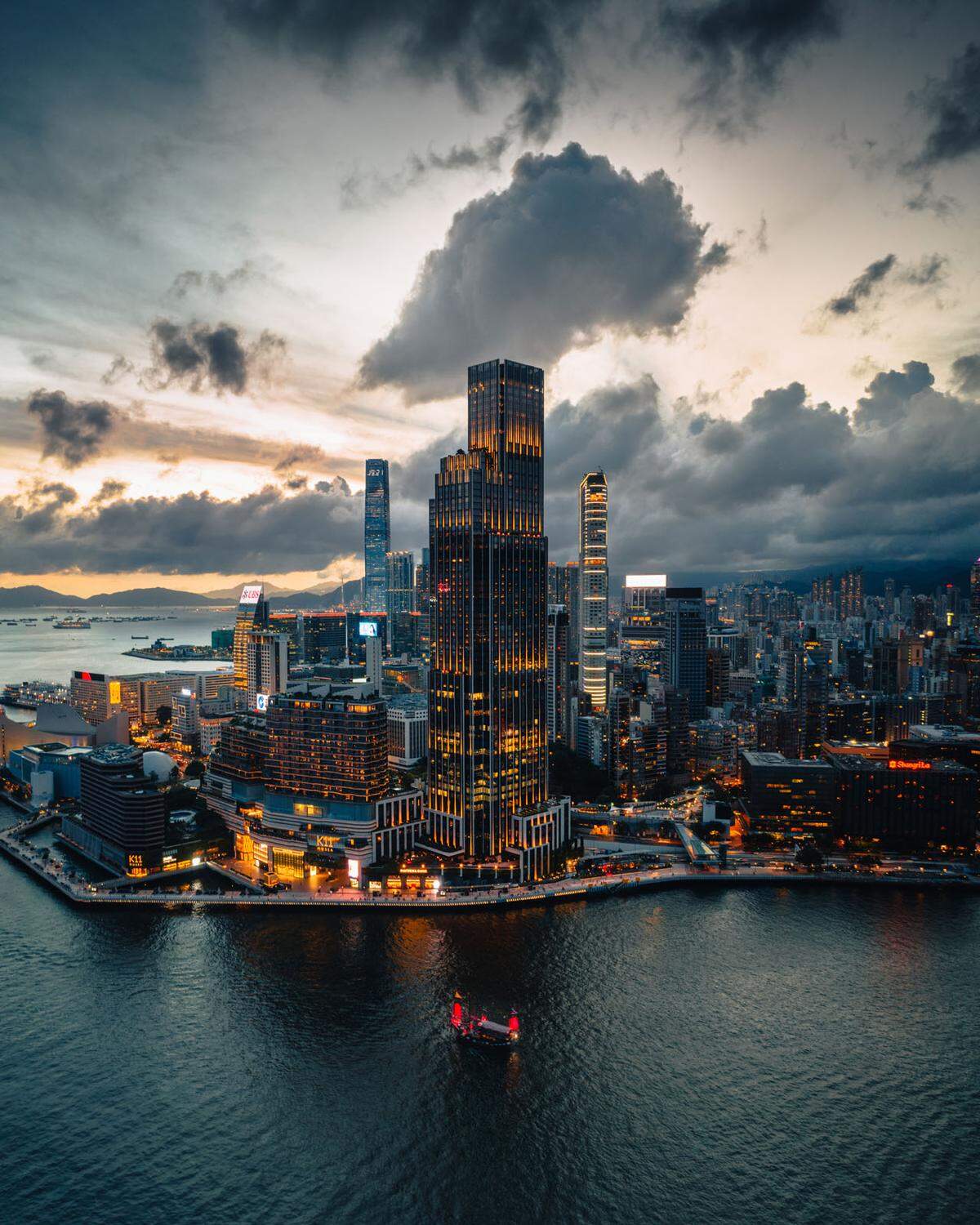 "Keine natürliche Landschaft im eigentlichen Sinn", meint ein Fotograf aus Hongkong. Aber das Rosewood Hotel und die Wolkenkratzer, die ganze Skyline von Hongkong - die charakteristischen Gebäude würden eine "Stadtlandschaft" darstellen.