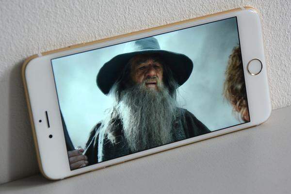 Mit dem "Plus" bietet Apple erstmals ein Full-HD-Display an. Größe und Auflösung machen das neue iPhone zu einem wesentlich besseren Gerät für Filme und Filmchen als das iPhone 5S. Die Darstellung ist klar und die Farben natürlich. Es ist ein sehr gutes Display, es gibt aber auch einige bessere wie etwa die QHD-Bildschirme von Samsungs Note 4 oder LGs G3.