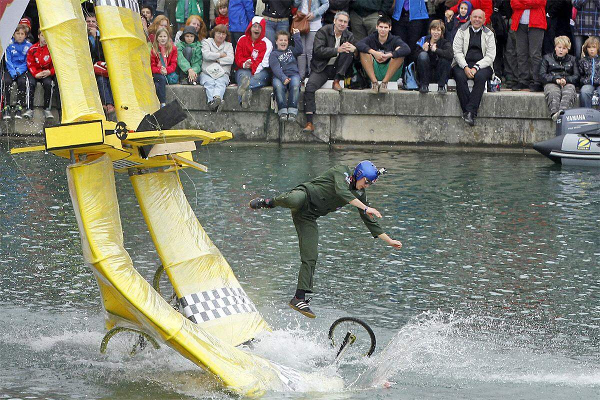 Die skurrilen Geräte und ihre Piloten landeten meist relativ rasch im rund 17 Grand kühlen Wasser der Neuen Donau - und das ganze lockte laut Veranstalter rund 100.000 Zuschauer an.