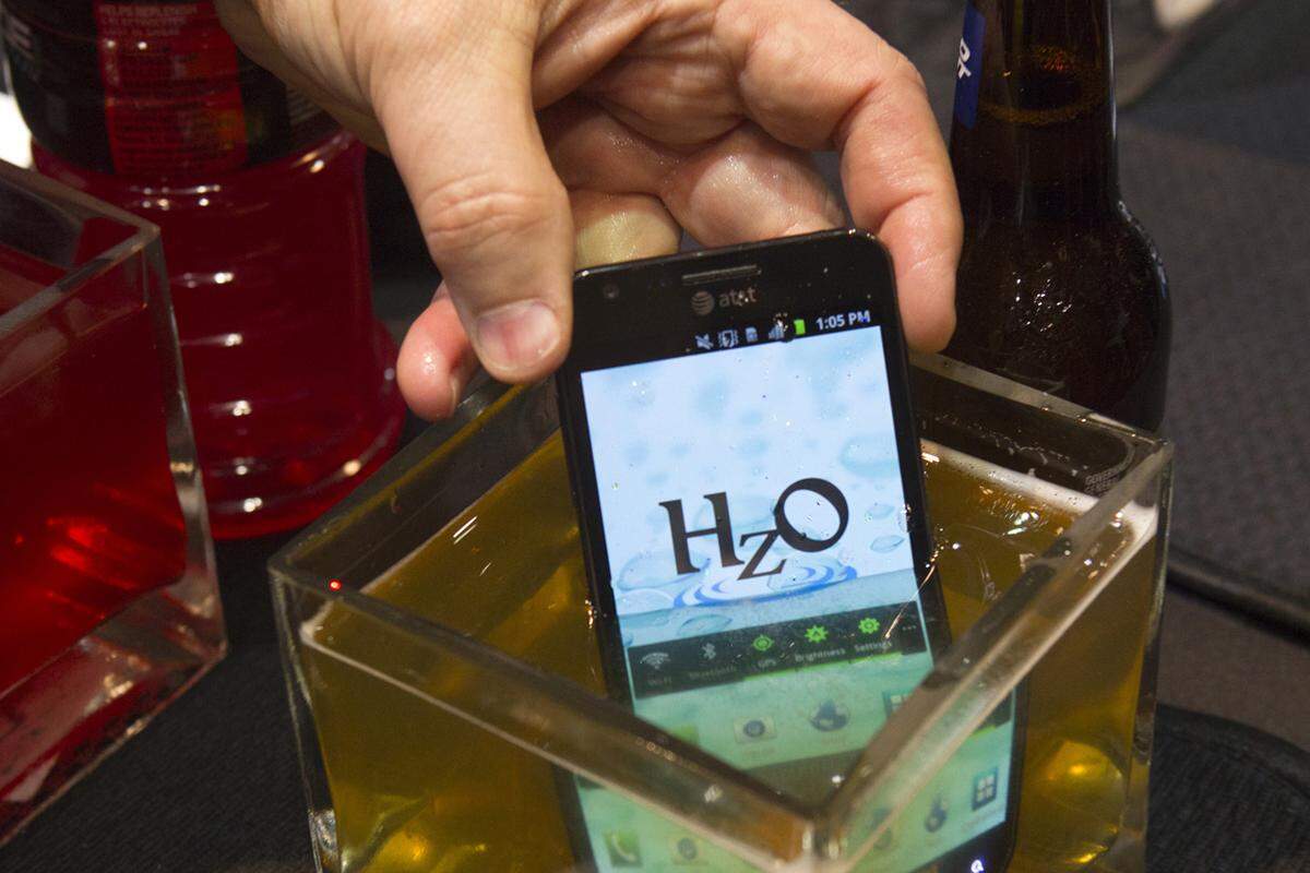 War bereits vergangenes Jahr zu sehen, ist aber trotzdem eine Erwähnung wert: HzO hat eine so gut wie unsichtbare Nano-Beschichtung für Smartphones und Tablets entwickelt, die die Geräte wasserdicht macht. Heuer wurden die Vorführ-Objekte in unterschiedlichste Flüssigkeiten getunkt - hier zum Beispiel in Bier. Wann die Beschichtung von Herstellern tatsächlich verwendet wird, ist noch unklar.