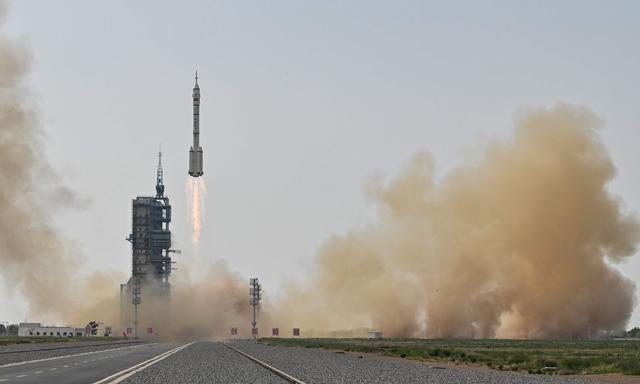 Start der Rakete vom Typ "Langer Marsch 2F"