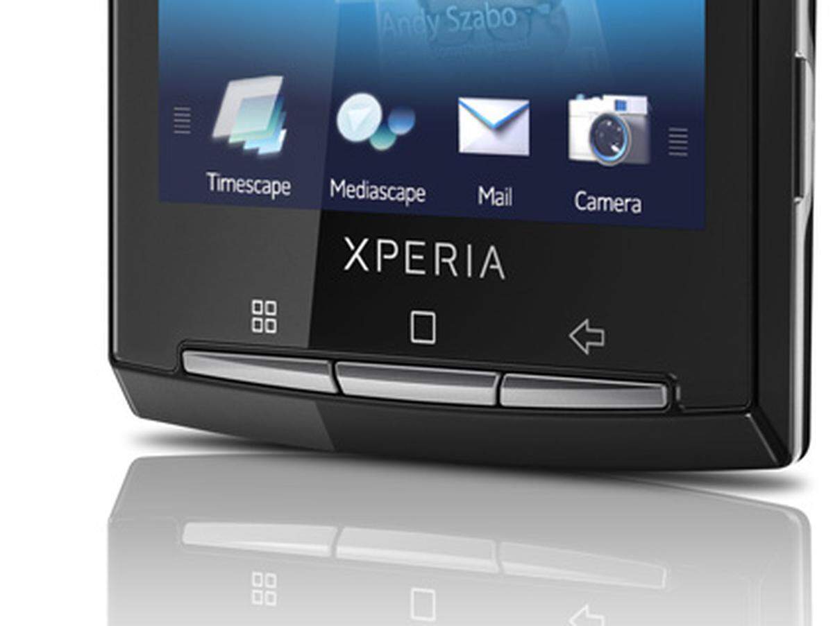 In Sachen Tasten gibt sich das X10 minimalistisch: Eine Taste für die Telefon-Funktion, eine für das Hauptmenü und eine "Zurück"-Taste hat Sony Ericsson eingebaut. Dazwischen leuchtet sanftes weißes Licht, um die Knöpfe auch im Dunkeln voneinander unterscheiden zu können. Die ganz dünnen horizontalen Striche rechts und links auf dem Bildschirm öffnen das Android-Programm-Menü.
